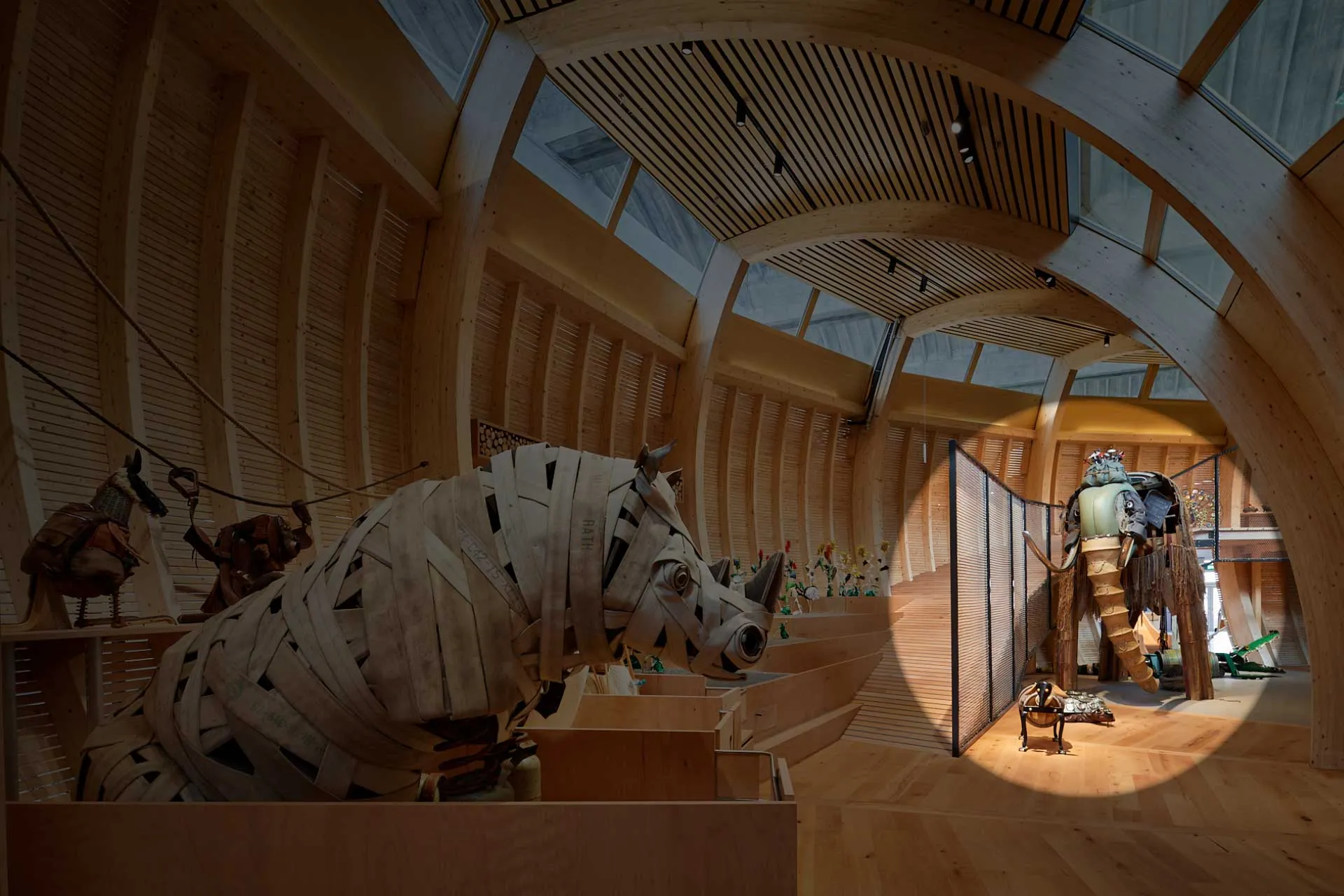 Blick in die Arche im ANOHA mit einem Schlaglicht auf das Mammut.