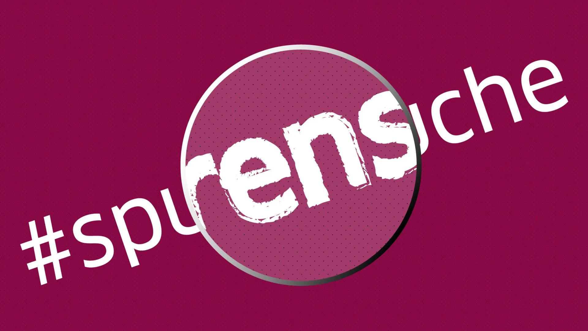 Magentafarbener Hintergrund mit dem wei&szlig;en Hashtag &bdquo;#spurensuche&ldquo;, der diagonal von unten links nach oben rechts verl&auml;uft. Die Buchstaben &bdquo;rens&ldquo; sind vergr&ouml;&szlig;ert dargestellt, als st&uuml;nden sie in einer Lupe.