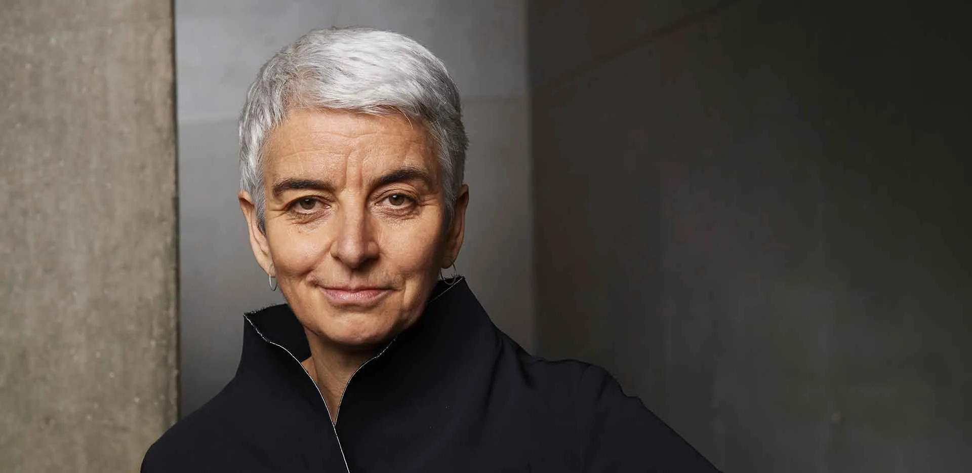 Portr&auml;tfoto von Hetty Berg im Inneren des Libeskind-Baus