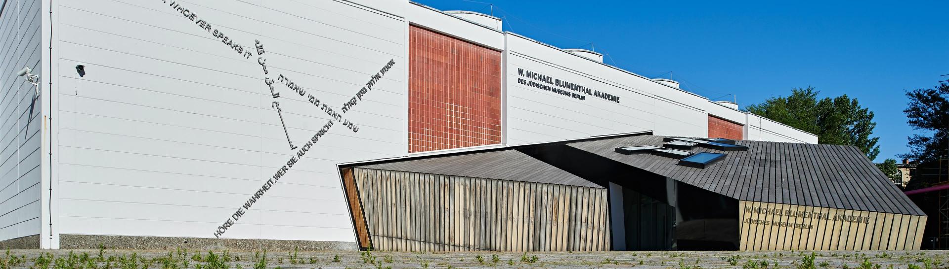 Front facade of the W. Michael Blumenthal Academy with the inscription: Hear the truth, whoever speaks it