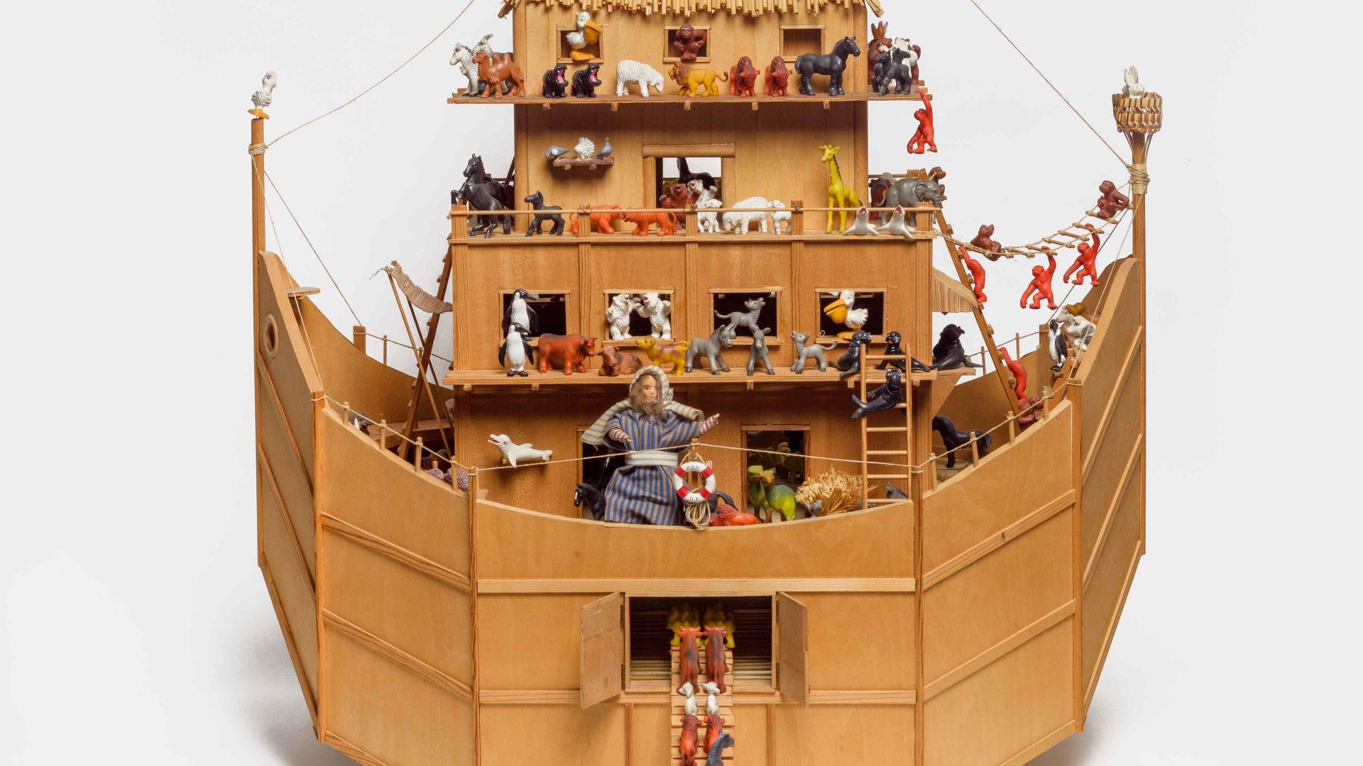 Ausschnitt einer Holzarche mit Spielzeugfiguren