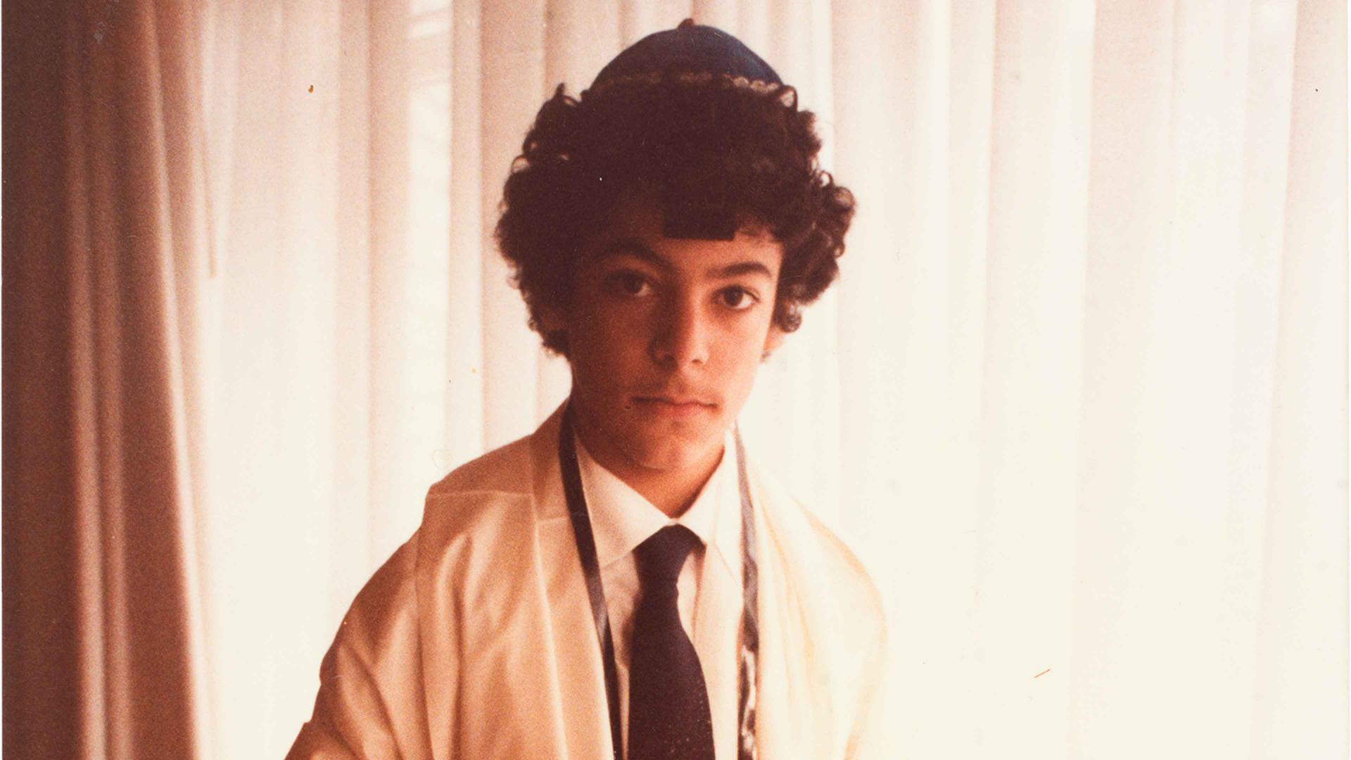 Porträt von Rabin Yaghoubi, der einen Tallit, Tefillin sowie eine Kippa trägt. 