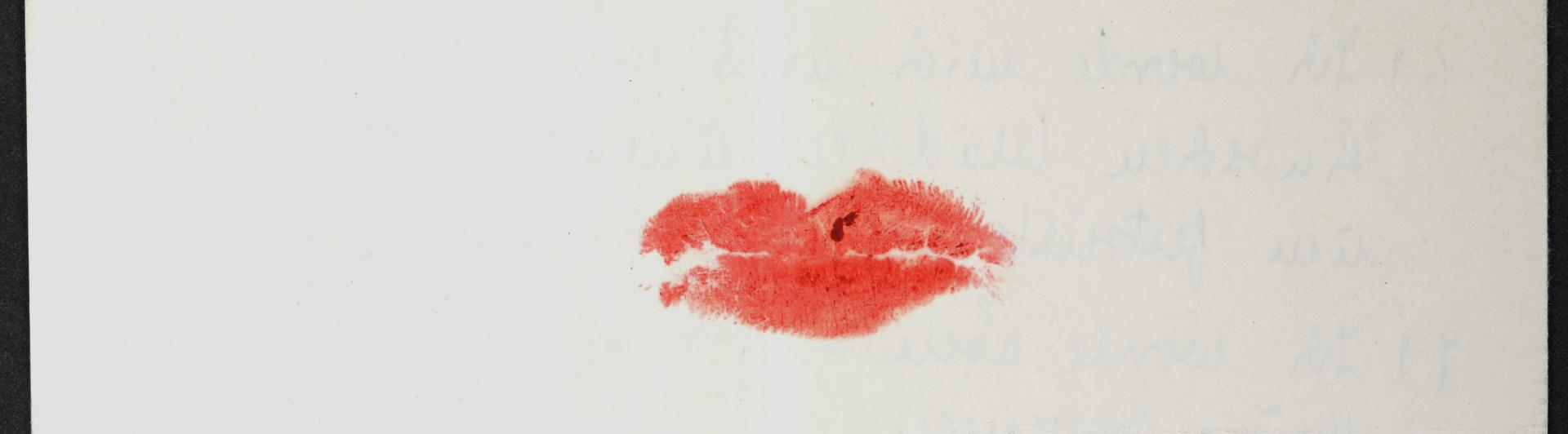 Abdruck eines Kusses mit rotem Lippenstift.