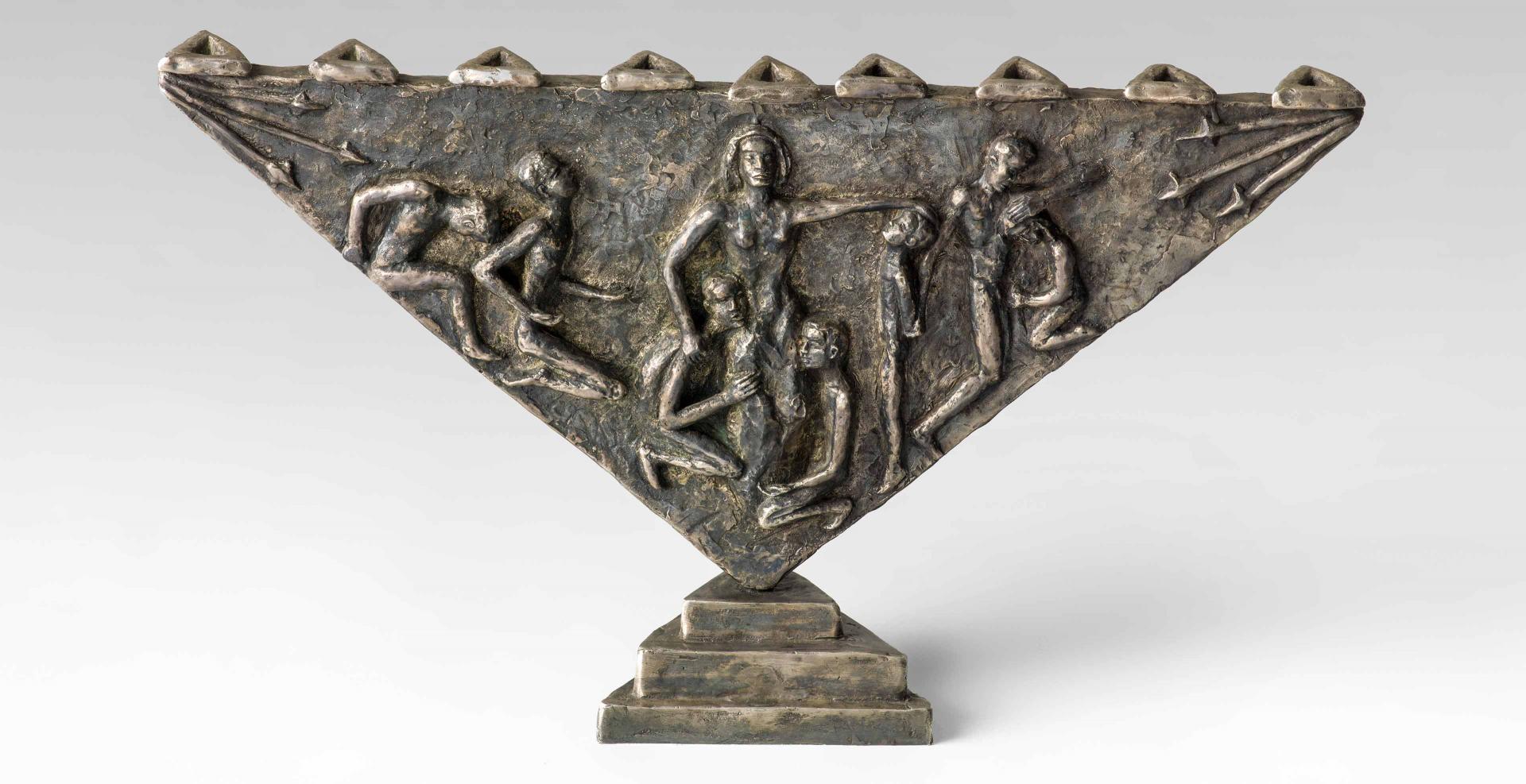 Dreieckiger Leuchter aus Bronze mit einer reliefartigen, figürlichen Darstellung