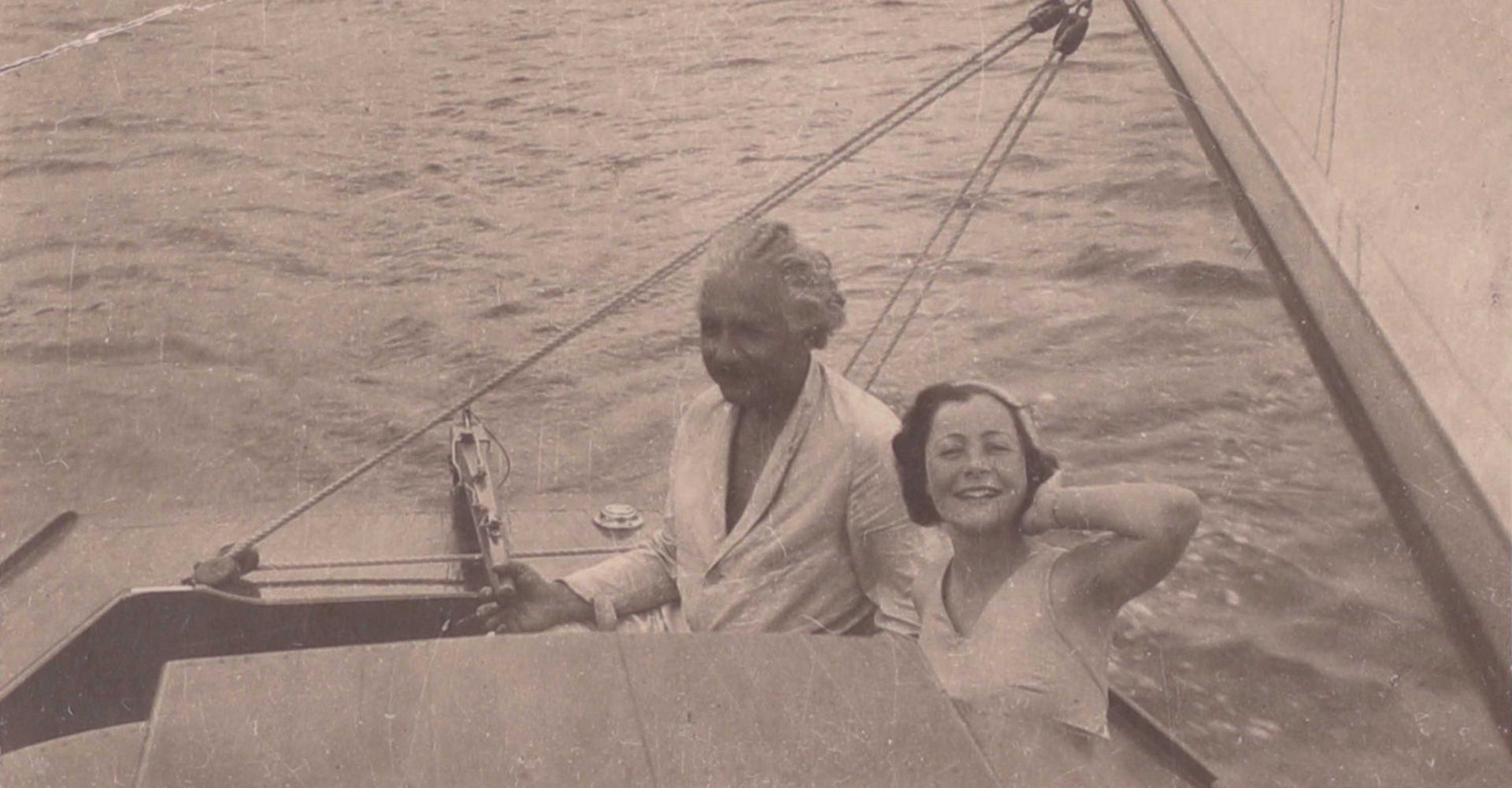 Schwarz-weiß Fotografie von Albert Einstein und einer jungen Frau (Irene Salinger) auf einem Segelboot.