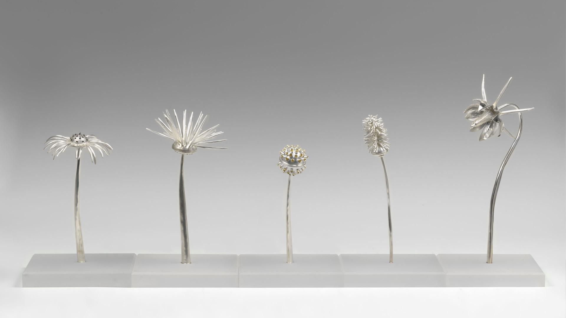 Fünf Besamim-Büchsen aus Silber und Gold, die Wildblumen nachempfunden sind