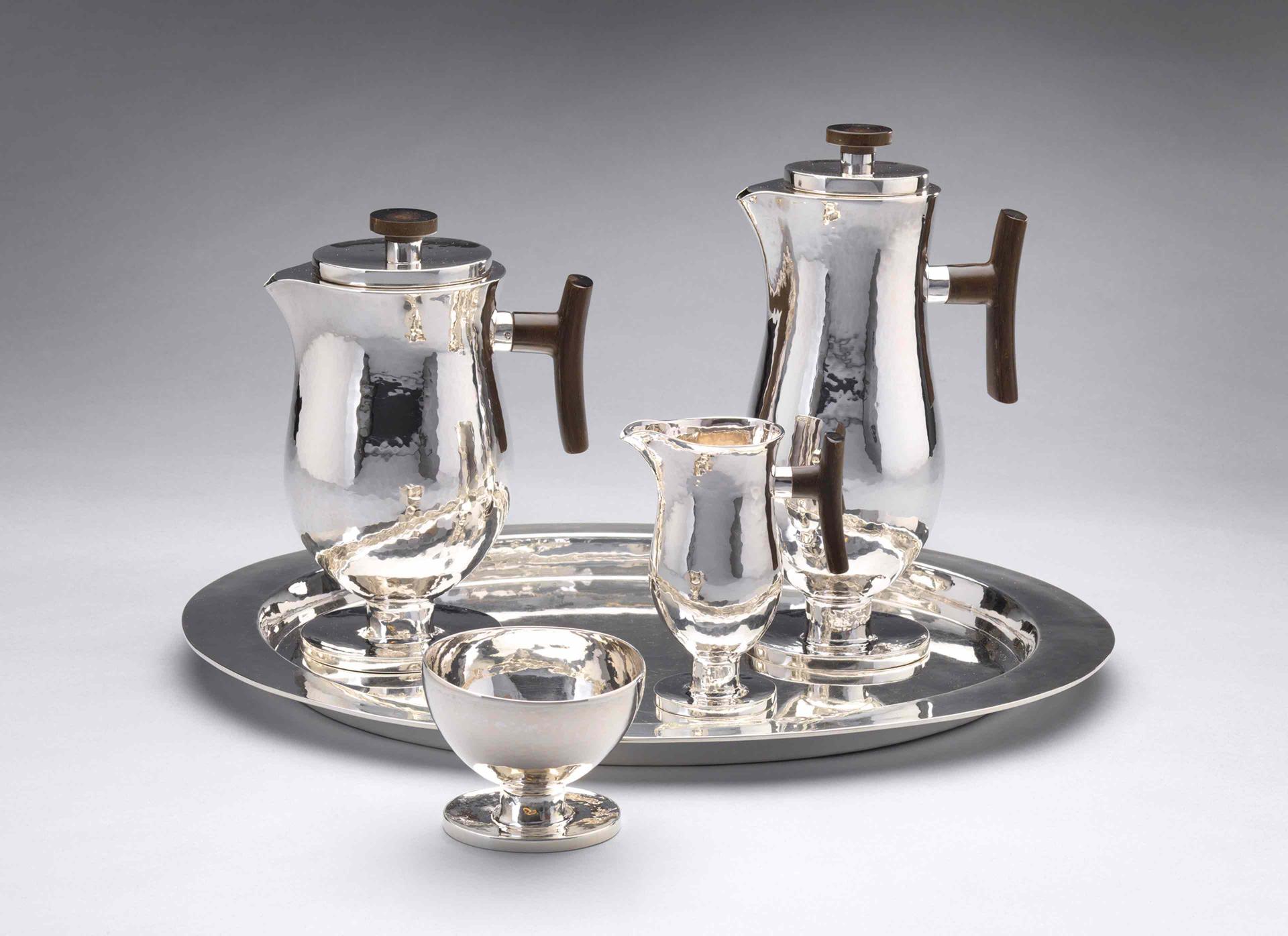 Silbernes Kaffee- und Teeservice bestehend aus Kaffeekanne, Teekanne, Sahnekännchen, Zuckerschale und Tablett