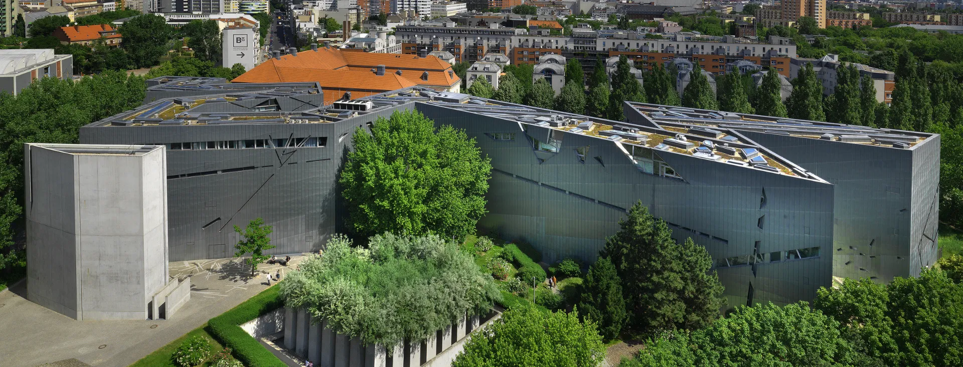 Libeskind-Bau und Garten des Exils, aus der Vogelperspektive fotografiert
