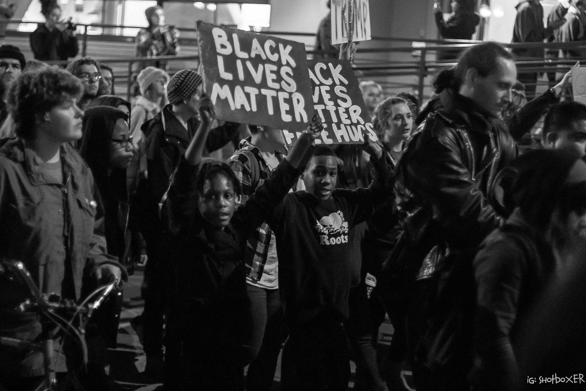 Schwarz-weiß-Fotografie einer Gruppe von Black-lives-Matter-Demonstrierenden.