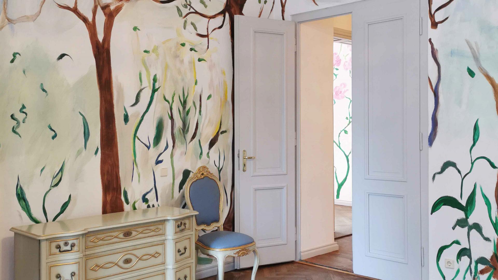 Weißer Raum mit barocken Möbeln und Wandmalerei.