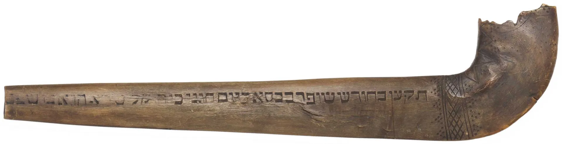 Gebogenes Horn mit geschnitzten hebr&auml;ischen Buchstaben