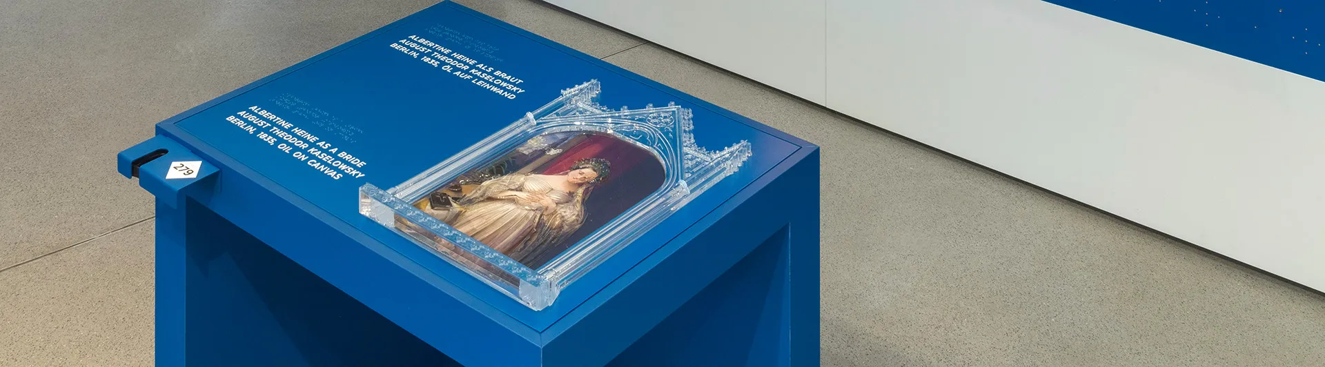 Tastmodell des Gem&auml;ldes &bdquo;Portr&auml;t Albertine Mendelssohn-Bartholdy&ldquo; auf einem Tisch in der Ausstellung.