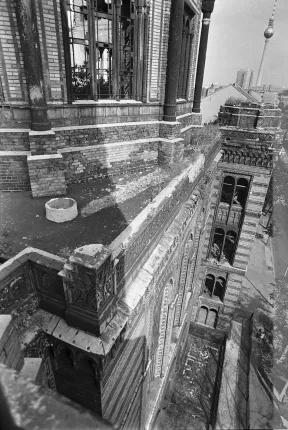 Black and white photograph of the facade of the new synagogue in Oranienburger Stra&szlig;e.