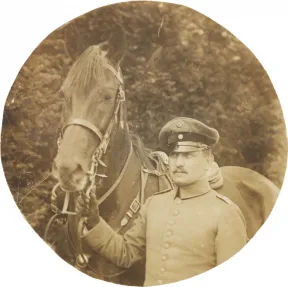 Schwarz-wei&szlig;-Foto: Uniformierter Soldat mit einem Pferd