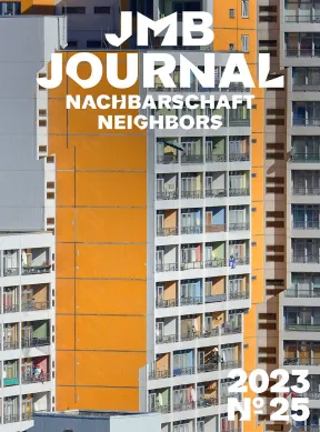 Cover des JMB Journals 25 mit dem Thema Nachbarschaft. Es ist ein Hochhaus zu sehen mit gelb-grauer Fassade.