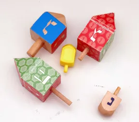 5 Dreidel aus unterschiedlichen Materialien