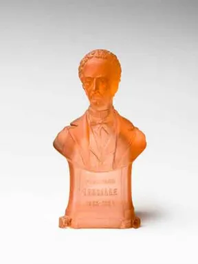 B&uuml;ste von Ferdinand Lassalle aus rotem, durchsichtigem Glas.