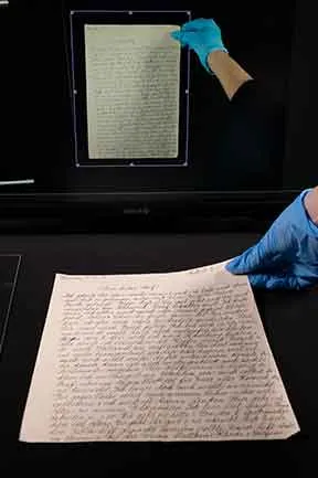 Documentation of the digitization of the family collection; a view of an archival document during the scanning process on the archival scanner; JMB, Photo: Jule Roehr