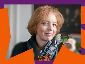 Das Bild zeigt ein Portrait von Ilka Quindeau. Eine weiblich gelesene Person mit kurzen, roten Haaren. 