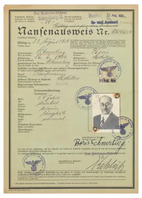 Nansenpass von Boris Schmerling aus dem Jahr 1938 mit mehreren Stempeln, pers&ouml;nlichen Daten und einem schwarz-wei&szlig;en Portr&auml;tfoto des Passinhabers.