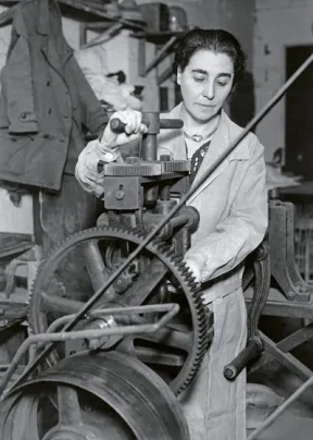 Schwarz-wei&szlig;-Fotografie einer Frau an einer Maschine.