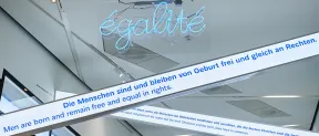 Ausstellungsansicht, die den Neon-Schriftzug "&eacute;galit&eacute;" zeigt