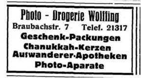 Eine alte Anzeige f&uuml;r Drogeriewaren, darunter Auswanderer-Apotheke und Chanukka-Kerzen