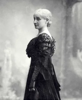 Historische Schwarz-Wei&szlig;-Fotografie von Bertha Pappenheim, stehend, sie tr&auml;gt ein dunkles Kleid.