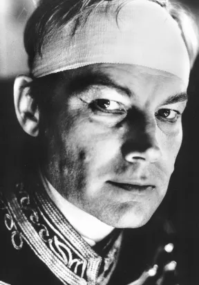 Filmstill aus &bdquo;Hanussen&ldquo; mit Klaus Maria Brandauer 