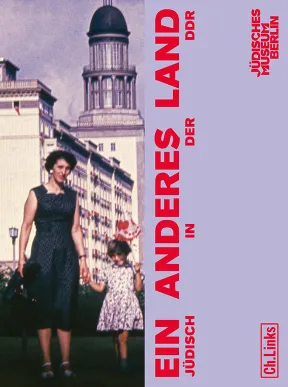 Buchcover, dessen eine H&auml;lfte ein &auml;lteres Familienfoto vor dem Frankfurter Tor in Berlin zeigt, die andere H&auml;lfte den Buchtitel: Ein anderes Land. J&uuml;disch in der DDR.