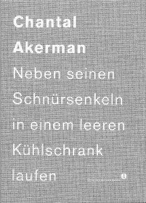 Graues Cover mit groben, wei&szlig;en Leinenbezug, darauf steht: &bdquo;Chantal Akerman Naben seinen Schn&uuml;rsenkeln in einem leeren K&uuml;hlschrank laufen&ldquo;.