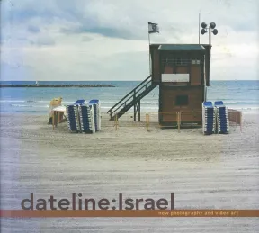 Cover von &bdquo;Dateline:Israel&ldquo;: Ein kleines Holzgeb&auml;ude direkt am Strand, das mit der israelischen Flagge geschm&uuml;ckt ist und von Stapeln von Strandliegen umgeben ist.