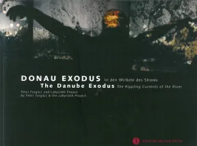 Cover des Katalogs zur Ausstellung &bdquo;Donau Exodus&ldquo;: verfremdete Fotografie eines Mannes mit erhobenen Armen.