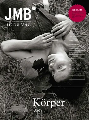 Cover Journal 10: Schwarz-Wei&szlig;-Fotografie einer Frau mit geschlossenen Augen, die auf einer Wiese liegt