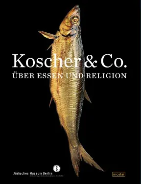 Cover des Ausstellungskatalogs &bdquo;Kosher & Co.&ldquo; mit einem ger&auml;ucherten Fisch auf schwarzem Hintergrund. 
