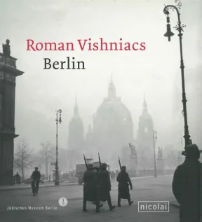 Cover des Katalogs zur Ausstellung &bdquo;Roman Vishniacs Berlin&ldquo;, mit historischer Aufnahme von Soldaten im Berliner Nebel.