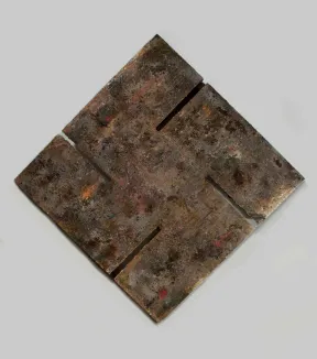 David Michaels Kunstwerk &bdquo;The Golem&ldquo;, eine ca. 2 mal 2 Meter gro&szlig;e stilistierte Swastika.