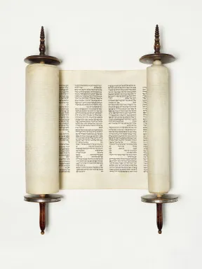 Tora Schriftrolle mit Holzgriffen und hebr&auml;ischen Schriftzeichen
