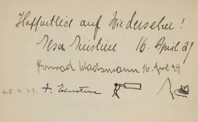 Foto einer Seite aus dem G&auml;stebuch von Adolf Stern mit Eintr&auml;gen von Elsa Einstein, Konrad Wachsmann und einer von Albert Einstein gezeichneter Figur, die mit einem Teleskop in die Ferne schaut. 