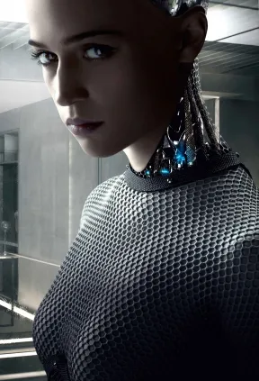 Filmstill aus &bdquo;Ex_machina&ldquo;, ein weiblicher Android, dessen Hals und Nacken aus Dr&auml;hten und Metallverkleidungen bestehen.