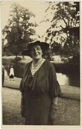 Historische Schwarz-Wei&szlig;-Fotografie einer &auml;lteren Dame mit Hut.