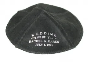 Schwarze Kippa mit der wei&szlig;en Aufschrift &bdquo;Wedding of Rachel & Karen Juli 1, 1995&ldquo;