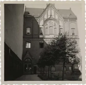 The photo shows the orphanage seen from Sch&ouml;nhauser Allee. In the upper part is a pointed gable with windows (black and white photo).