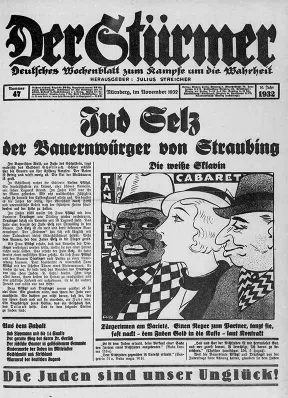Titelblatt der Hetzschrift &bdquo;Der St&uuml;rmer&ldquo;. Unter anderem zu sehen sind eine antisemitische und rassistische Karikatur und am unteren Rand der Seite der von Heinrich von Treitschke gepr&auml;gte antisemitische Claim &bdquo;Die Juden sind unser Ungl&uuml;ck!&ldquo;