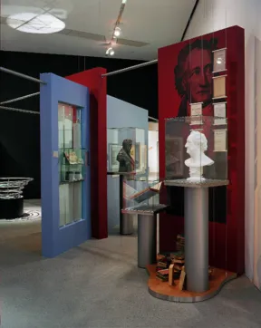 Vitrine mit Goethe-B&uuml;ste und B&uuml;chern im Museumsraum