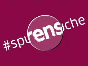 Das Wort Spurensuche mit vergr&ouml;&szlig;erten Buchstaben in der Mitte des Worts auf Rot-beerigem Grund.