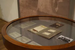 Vitrine in der Dauerausstellung, in der das Hochzeitsalbum der Familie Lustig ausgestellt wird