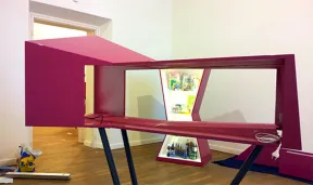 Durch eine Vitrine sieht man eine andere Vitrine, die mit Essen gef&uuml;llt ist