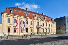 Barocke Altbau des J&uuml;dischen Museums Berlin mit bunten Fahnen