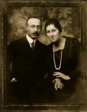 Portr&auml;t von Bernhard und Paula Lustig, im Atelier aufgenommen, beide blicken in die Kamera